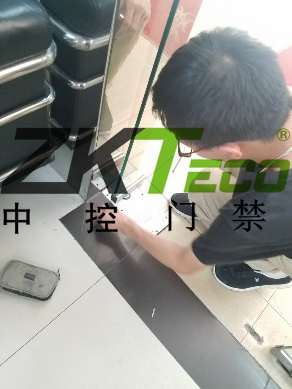 中控門禁公司在越秀區(qū)更換玻璃門彈簧，調(diào)維修玻璃門